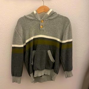 Boys 5T Cat & Jack Long Sleeve hooded sweater w it’s front pocket. Grey.